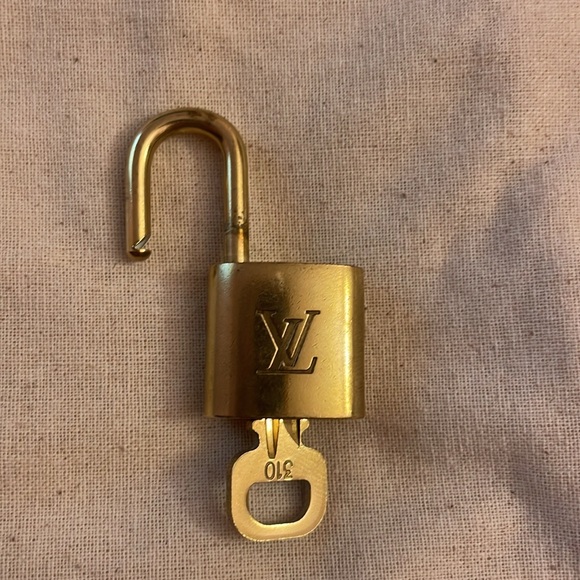Louis Vuitton Key Lock - Picture 4 of 7